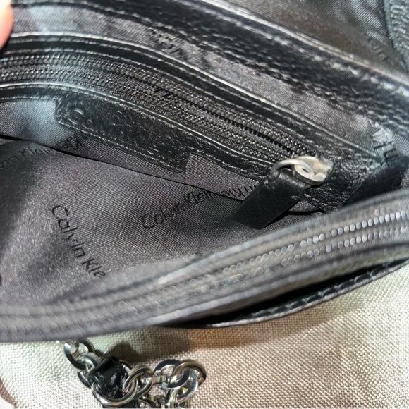 CALVIN KLEIN Small Black Pebble Leather Cross-body Handbag with Chain Strap - Picture 8 of 15